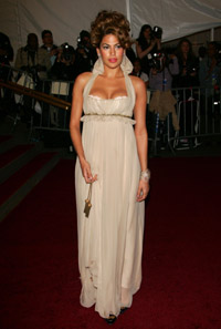 eva-mendes-at-costume-benefit