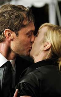 Jude Law Kissing Kate Winslet at the Premiere of All the King's Men Jude Law Kissing Kate Winslet at the Premiere of All the King's Men
